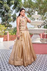Conjunto de Lehenga Choli con bordado de lentejuelas y hilo dorado puro - Product Image 3