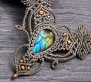 Collar Colgante Boho de Macramé con Labradorita Natural Ovalada, Cordón Encerado Gris y Detalles de Cobre Ajustable al por Mayor - Product Image 4