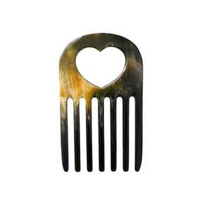 Peine artesanal de cuerno de búfalo natural en forma de corazón con acabado liso y antiestático para desenredar suavemente y cuidado diario. - Product Image 5