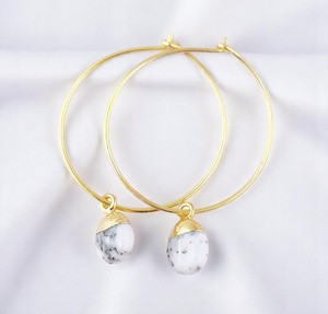 Pendientes de Aro de Plata de Ley 925 Bañados en Oro con Ópalo Dendrítico Pulido – Aros Hechos a Mano con Piedra de Nacimiento para Mujer - Product Image 4