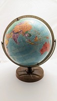 Globe terrestre sophistiqué en métal avec cartes gravées en argent et placage de qualité supérieure pour bureaux de direction haut de gamme