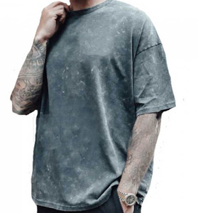 Camiseta Gráfica con Efecto Desgastado para Hombre - Estilo Urbano Holgado - Mezcla de Algodón Transpirable - Estilo Urbano Icónico - Product Image 1