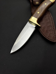 Couteau de chasse et de camping HC-169 – Lame fixe en acier inoxydable avec bord partiellement dentelé, manche en bois de noyer et laiton - Product Image 6