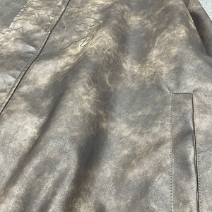 Chaqueta de Cuero Retro Personalizada para Hombre, Impermeable, Resistente al Viento, Estilo Urbano, con Detalles Metálicos Nostálgicos, Bordado en Cuero, Diseño Holgado, OEM - Product Image 3