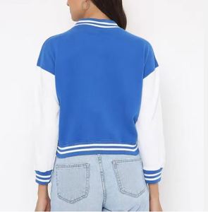 Veste universitaire bleue et blanche à blocs de couleur, coupe classique, col rabattu, fermeture boutonnée, style preppy unisexe, longueur courte - Product Image 3