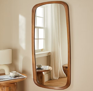 Espejo rectangular suave y redondeado. Acabado en roble cálido, diseño versátil para dormitorios acogedores. Disponible a precio de mayorista. - Product Image 1