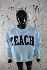 Sudadera TEACH SKY BLUE con cuello alto, 100% azul marino, con apliques bordados, cuello ancho, hilos finos - Product Image 3
