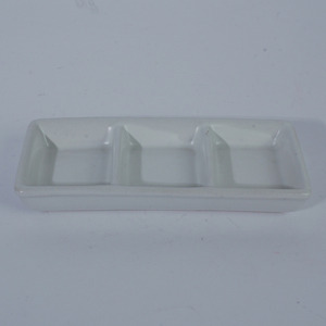 Plat à sauce rectangulaire blanc brillant en grès triple couche, design Japandi, trois compartiments, compatible lave-vaisselle, pour restaurants de sushis - Product Image 1