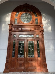 Puerta Doble Abatible de Madera Tradicional y Duradera, Paneles de Vidrio Ornamentados, Herrajes de Latón, Recubrimiento en Polvo, Uso Exterior, Marca KHP, Fácil Instalación - Product Image 2