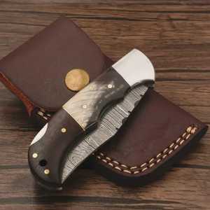 Couteau de poche pliant artisanal de qualité supérieure en acier Damas avec manche en bois et corne, pour le camping en plein air, personnalisable avec étui - Product Image 5