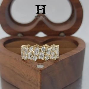 Anillo de Eternidad de Lujo con Diamantes Cultivados en Laboratorio con Corte Esmeralda, Oro Amarillo de 14K, Diseño de Mosaico Ancho con Múltiples Piedras Escalonadas - Product Image 1