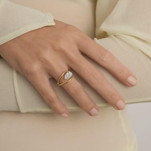 แหวนเพชรทรงลูกแพร์ 1.25 กะรัต สี E แบบตะวันออก-ตะวันตก ทองคำแท้ 14K เพชรเพาะเลี้ยงในห้องปฏิบัติการ แหวนเพชรเม็ดเดี่ยวแบบ Bypass ดีไซน์เกลียว แหวนหมั้นที่มีเอกลักษณ์เฉพาะตัว - Product Image 2