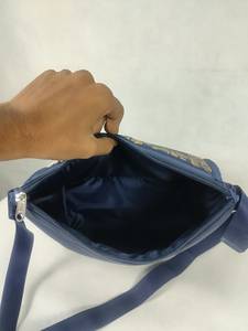 Sac messager bleu marine avec imprimé floral doré, fermeture éclair et bandoulière réglable - Product Image 5