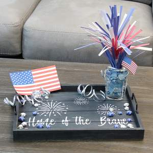 Bandeja de Servir de Madera Color Azul Medianoche con Asas de Hierro Negro, Diseño Serigrafiado, Plato Decorativo Portátil Disponible para la Venta - Product Image 3