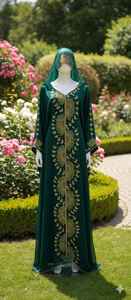 Elegante Jalabiya Kaftan Verde Esmeralda Bordada a Mano con Intrincados Diseños Florales Dorados y Velo de Chifón con Capucha a Juego. - Product Image 2
