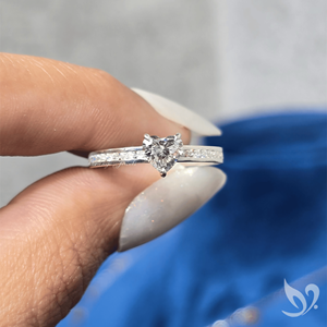 Anillo de Diamante Cultivado en Laboratorio con Corte Corazón de 0.50CT, Certificado IGI, Banda Pavé con Canal, Oro Blanco de 10K - Product Image 5