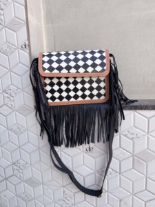 Bolso de mano con flecos para mujer, hecho a mano con cuero tallado, estilo gitano bohemio, patrón a cuadros en blanco y negro, estilo occidental, multiusos. - Product Image 1