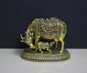 Statue de vache et de veau en laiton de haute qualité, décoration pour temple hindou et maison, fabriquée au Rajasthan, artisanale, excellent prix - Product Image 6