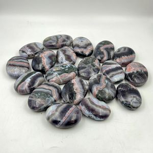 Piedra de Palma de Amatista Natural Ovalada Rayada Tallada y Pulida a Mano para Meditación, Reiki, Energía y Venta al por Mayor - Product Image 2