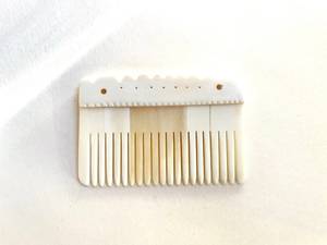 Peine de hueso, tallado a mano, 7 x 10 cm, único, accesorio antiguo, artesanía natural - Product Image 1