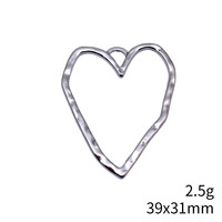 Colgante de Corazón Abierto Texturizado de 39x31mm en Aleación de Zinc Plateado Antiguo para Recuerdo de Ramo de Novia