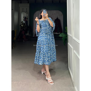 Vestido de longitud media informal con estampado floral verde hecho de tela Georgette escote cuadrado mangas de longitud 3/4 - Product Image 1