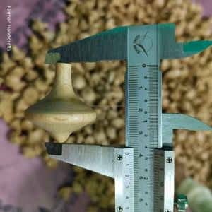 Trompo de madera pequeño hecho a mano, juguete tradicional para niños y coleccionistas a precio económico - Product Image 5