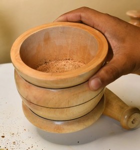 Mortier et pilon en bois avec couvercle – Écologique et durable pour la cuisine domestique, idéal pour les épices, les herbes, le gingembre et les grains de poivre - Product Image 3