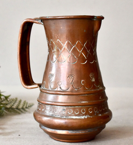 Pichet vintage en cuivre avec gravure florale et poignée courbée pour boissons, hauteur personnalisable, design métallique durable, pichet à poignée courbée - Product Image 6
