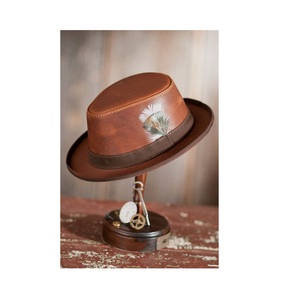 Casquette en cuir marron conçue pour sublimer le style motard western, les aventures en plein air et les tenues décontractées - Product Image 1