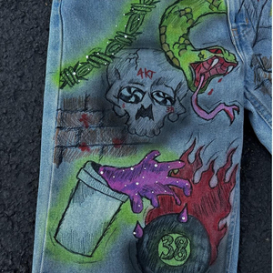 Shorts en jean pour homme peints à la main, taille haute, style streetwear, effet usé, ourlet brut avec motifs tête de mort et drapeau - Product Image 6