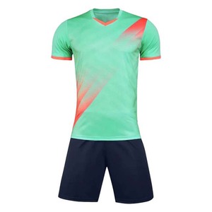 Conjunto de Camiseta y Pantalones Cortos de Fútbol Personalizados para Hombre, Degradado Verde Naranja, Cuello en V, Manga Corta, Poliéster que Absorbe la Humedad, Ropa de Verano - Product Image 1
