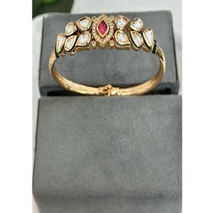 Brazalete Abrible de Meena Kundan con Acabado Dorado Glamuroso, de Primera Calidad, para Bodas y Fiestas - Product Image 1