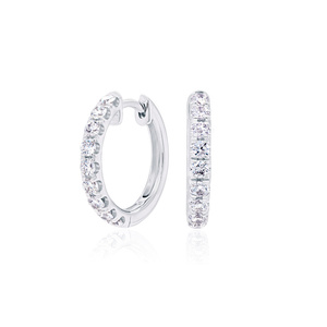 ต่างหูห่วงแบบ Huggie ชุบทองคำขาว 14K ประดับเพชรเพาะเลี้ยงทรงกลมเจียระไนแบบ Brilliant Cut น้ำหนัก 0.62 กะรัต ได้รับการรับรองจาก IGI เครื่องประดับหรูหราสำหรับงานปาร์ตี้ - Product Image 2