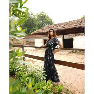 Vestido Maxi Negro con Estampado Tie Dye para Mujer, con Abertura Frontal y Nudo, Estilo Casual y Elegante - Product Image 3