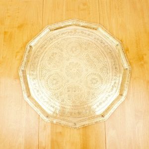 Plateau de service doré de luxe pour hôtel, plateau rond en métal gravé floral, vaisselle de mariage, centre de table décoratif, plateau de décoration pour la maison - Product Image 1