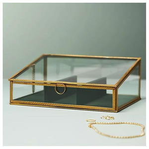 Organisateur de bijoux en verre et laiton avec finition dorée moderne pour présentation en magasin - Product Image 1