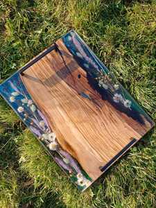 Plateau de service artisanal en époxy et bois avec motif floral, plateau à charcuterie personnalisé en bois d'olivier et résine avec fleurs sauvages - Product Image 4