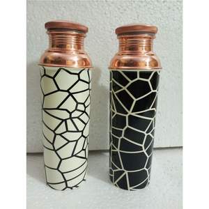 Bouteille d'eau en cuivre pur de 900 ml, imprimé floral laqué, anti-fuite, récipient ayurvédique en cuivre pour le bien-être quotidien, bouteille en cuivre faite à la main - Product Image 4