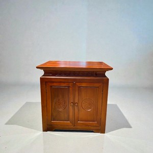 Le petit meuble de rangement est en acajou massif. - Product Image 4