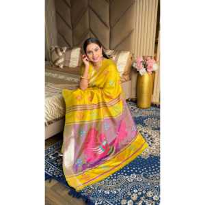 Sari en soie douce jaune Ikkat Patola avec pallu en paon, motifs Meenakari et bordure en zari doré, écharpes et châles ethniques - Product Image 2