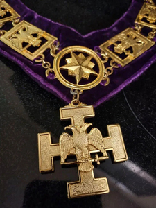 Collier maçonnique de luxe en velours violet avec pendentif croix dorée et badges emblèmes en émail – Nouveauté 2026 - Product Image 6
