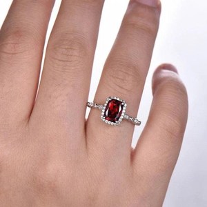 Bague de mariage en argent sterling avec grenat rouge naturel, pierre de naissance de janvier, taille émeraude - Product Image 2