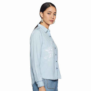 Camisas de mezclilla personalizadas de manga larga para mujer con estampado de vaqueros: Compra una camisa de mezclilla elegante para mujer, atuendo informal moderno y a la moda. - Product Image 3