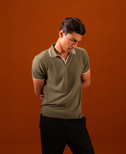 เสื้อโปโลคอวีสีเขียวมะกอกสำหรับผู้ชาย แขนสั้น ทรงปกติ สวมใส่สบาย สีพื้น แต่งขอบผ้าถัก - Product Image 5