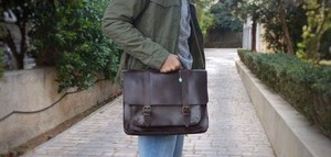 Sac à bandoulière professionnel en cuir, sacoche pour ordinateur portable, idéal pour les voyages et le bureau, disponible en toutes tailles avec logo personnalisé, sacoche pour ordinateur portable en cuir. - Product Image 4