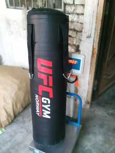 Sac de frappe lourd UFC de bonne qualité en PU/cuir pour la boxe et le MMA, sac d'entraînement de kickboxing pour la salle de sport avec logo personnalisé - Product Image 2