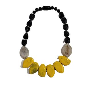 Collar de Resina con Cuentas Geométricas de Diseño Elegante, Bonito Collar Amarillo y Negro Estilo Bohemia, Joyería de Moda Unisex Única, Pieza Destacada para Mujer - Product Image 1