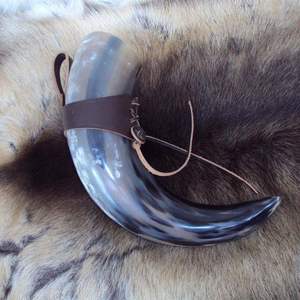 Cornes à boire écologiques sculptées sur le thème des Vikings - Matériel organique - Cadeau d'entreprise artisanal - Product Image 1