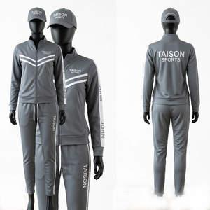 Conjunto Deportivo de Tenis Premium en Poliéster Interlock de 220 GSM, Gris con Paneles Blancos en Chevron, Logotipo Personalizado con Transferencia Térmica - Product Image 1